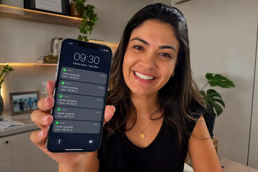 Mulher mostrando notificações de vendas no celular